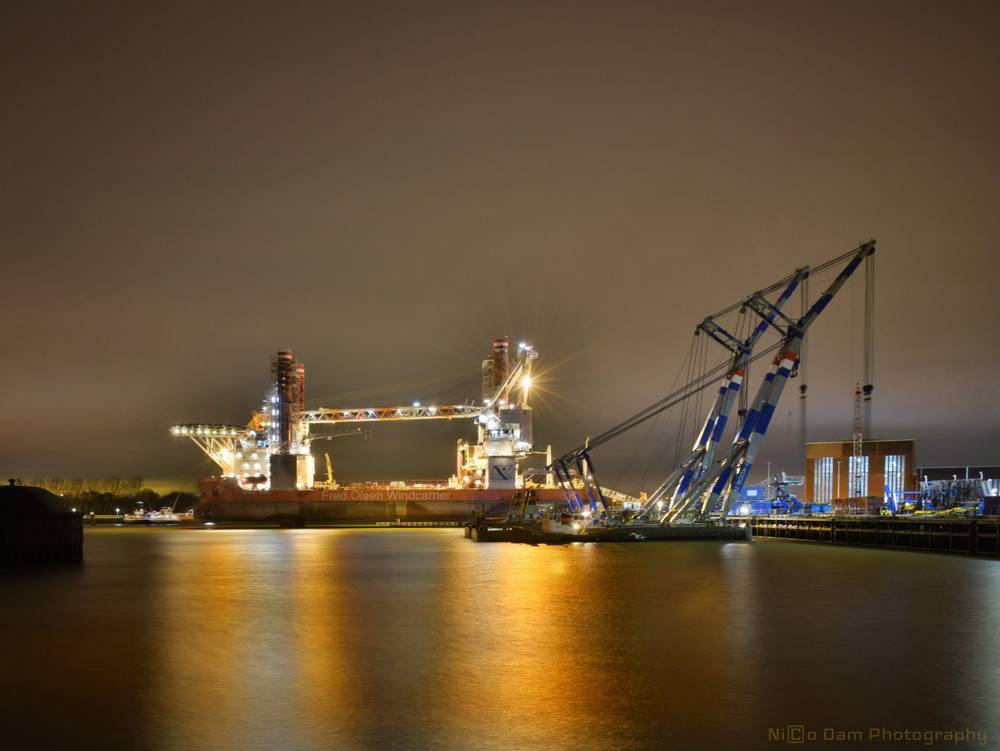Photo in Industrial #heavylift #brave_tern #matador2 #matador3 #heysehaven #rotterdam #long #exposure